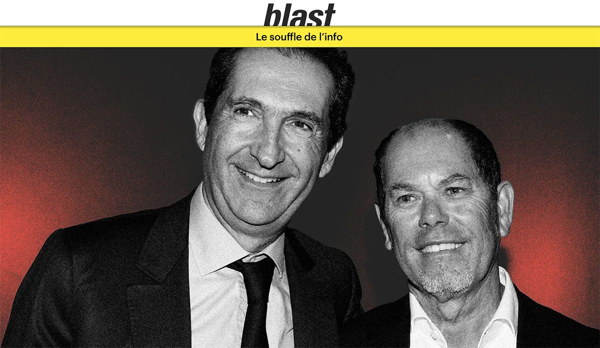 Patrick Drahi souriant aux côtés d'Armando Pereira, son associé portugais, sur fond rouge et noir