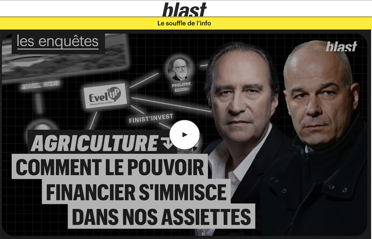 Des hommes politiques devant une usine agroalimentaire avec surimpression de billets