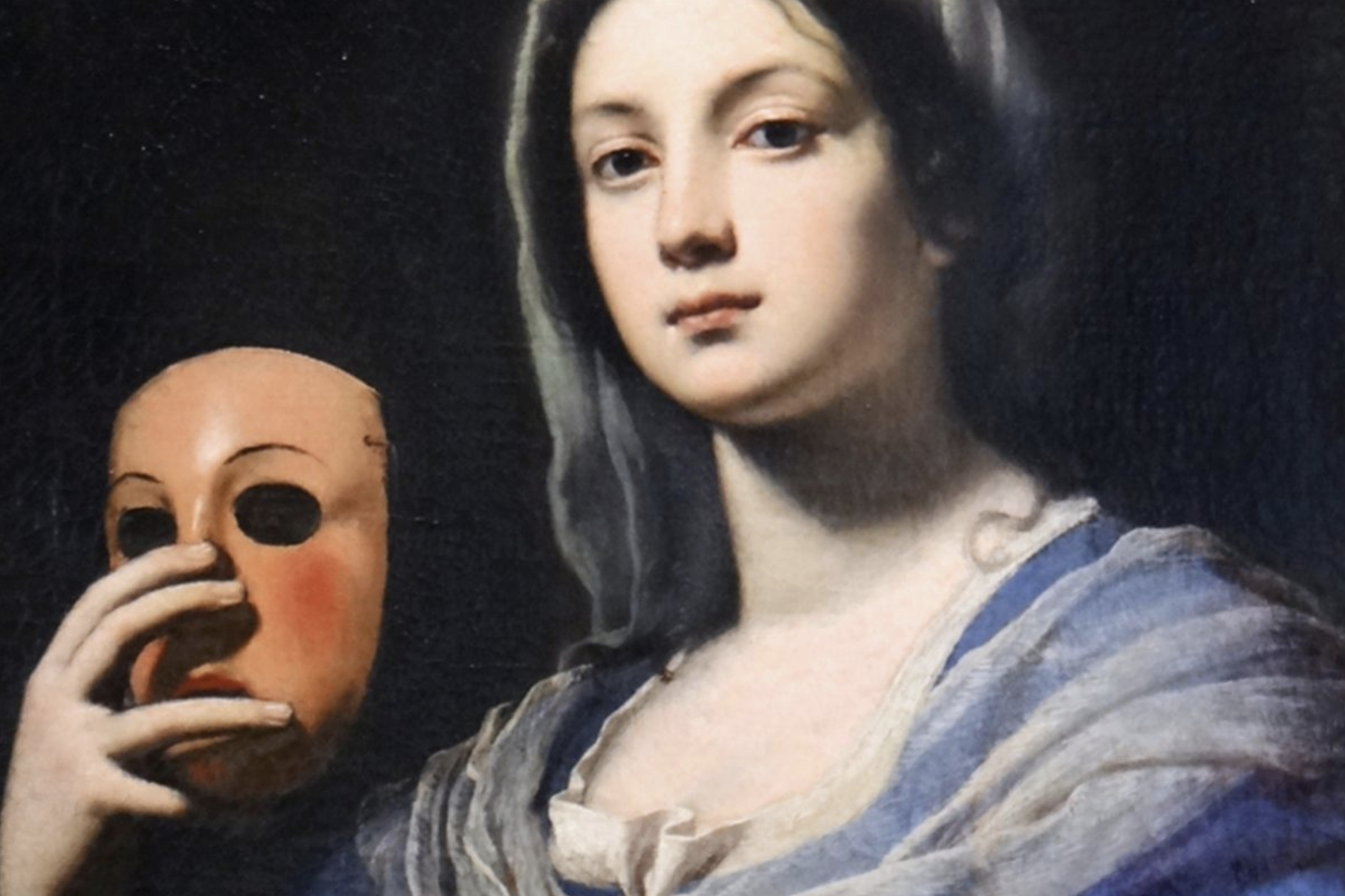 Jeune femme tenant un masque, image évoquant le double visage et la dissimulation